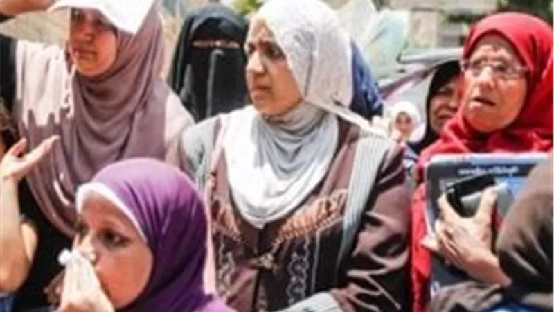 أمام أسوار المدارس.. حكايات أمهات ينتظرن أبناءهن كل يوم