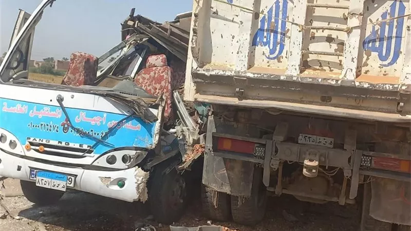 إصابة 9 أشخاص بينهم أطفال إثر تصادم أتوبيس بسيارة نقل بطريق الزوك الشرقية بمركز المنشاة 