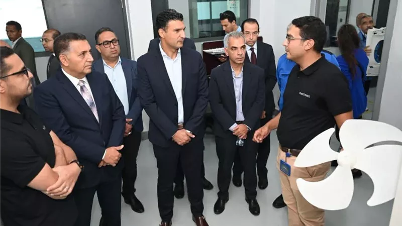 وزير الصناعة ومحافظ القليوبية يتفقدان منظومة متكاملة للبحث والتطوير والتصميم