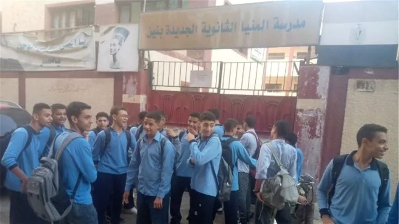 «المدرس يتأخر براحته».. منع الطلاب من دخول مدرسة بالمنيا بسبب التأخير 5 دقائق