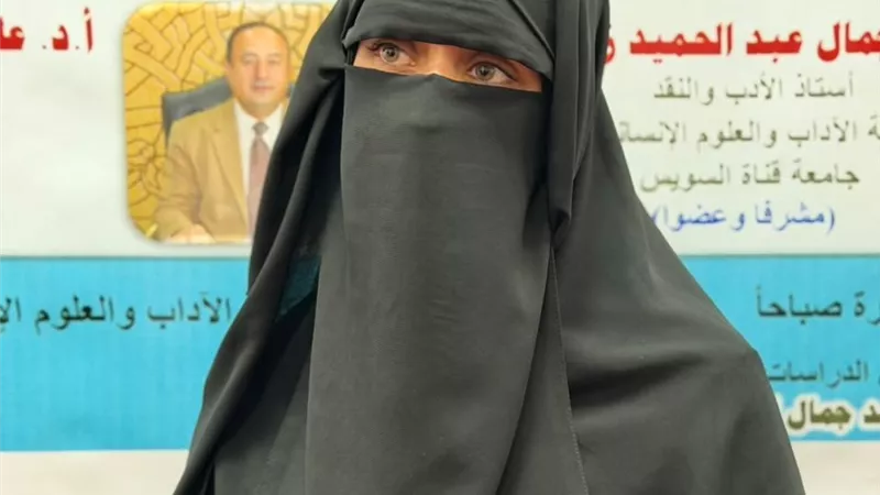 في مشهد أبكى جامعة قناة السويس.. باحثة تناقش الدكتوراه بعد 24 ساعة من وفاة والدتها