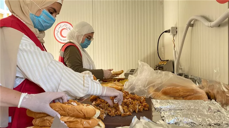 الهلال الأحمر يستقبل ويودع الدفعة الـ85 من الجرحى والمرضى الفلسطينيين بمعبر رفح