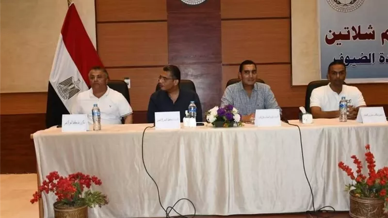 وزير الشباب والرياضة ومحافظ البحر الأحمر يلتقيان شيوخ القبائل والعائلات وأعضاء مجلسي النواب والشيوخ بالشلاتين