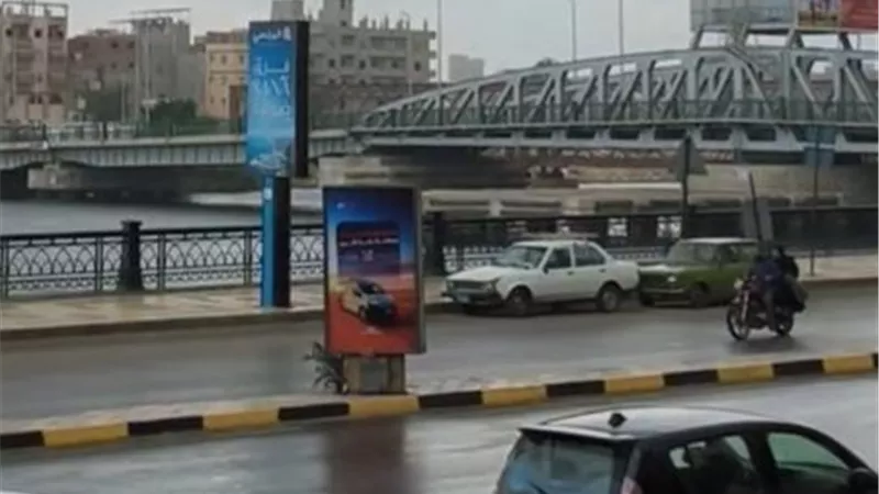 أمطار غزيرة تضرب دمياط.. انخفاض في درجات الحرارة وتجمعات مياه بالشوارع