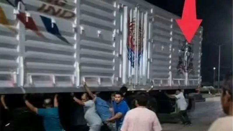 أهالي الجمالية ينقذون سيارة نقل من فوق القضبان قبل وصول القطار والسائق يفارق الحياة