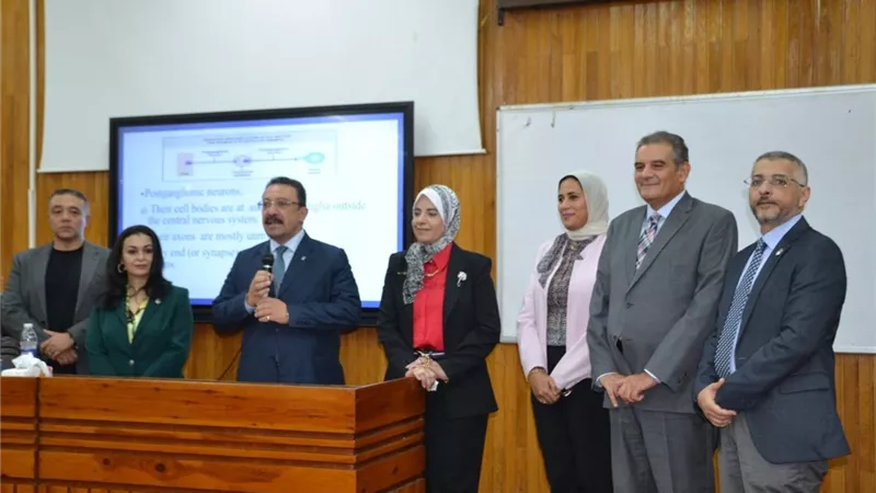 رئيس جامعة الإسكندرية يتفقد سير العملية التعليمية في أول أيام العام الجامعي