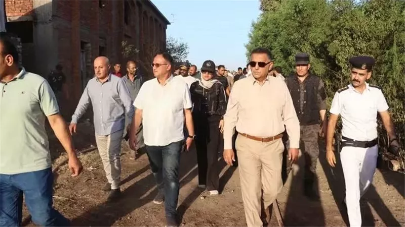  بعد ملاحظته أثناء مروره بالطريق الزراعي.. محافظ القليوبية يتابع حريق مخزن مواد كيماوية بسنديون