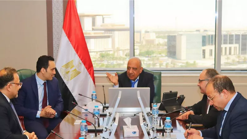 وزير الكهرباء يبحث توطين تكنولوجيا تحلية المياه وتعظيم الاستفادة من محطات التوليد