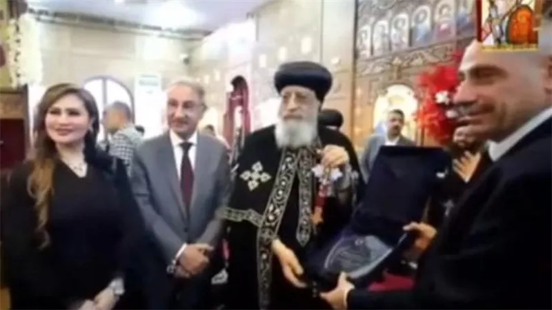 بدرع الحزب ورسائل المحبة والوحدة الوطنية.. قيادات الوفد تكرّم البابا تواضروس في المنيا