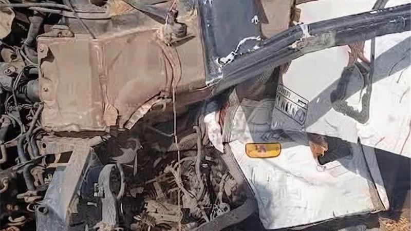 31 مصابًا بينهم حالات خطرة.. تفاصيل حادث تصادم نقل وميني باص بطريق السويس