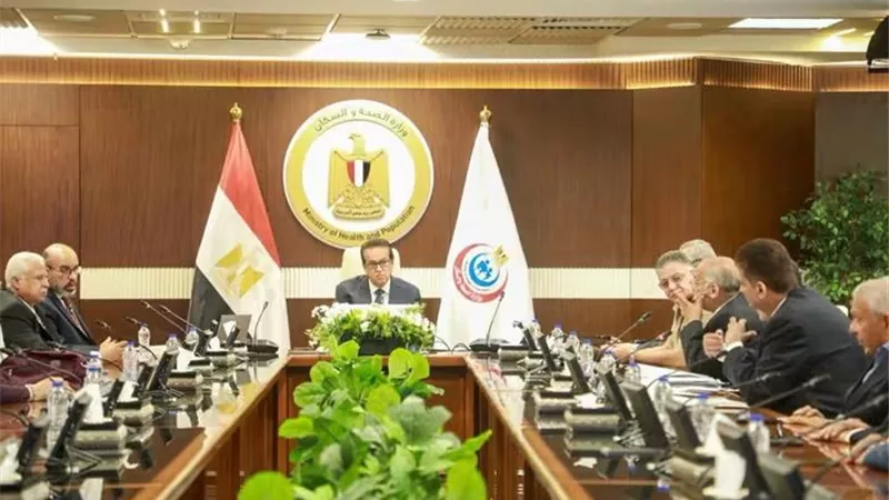 توسيع قاعدة المتبرعين بالكلى.. تفاصيل اجتماع وزير الصحة مع لجنة زراعة الأعضاء