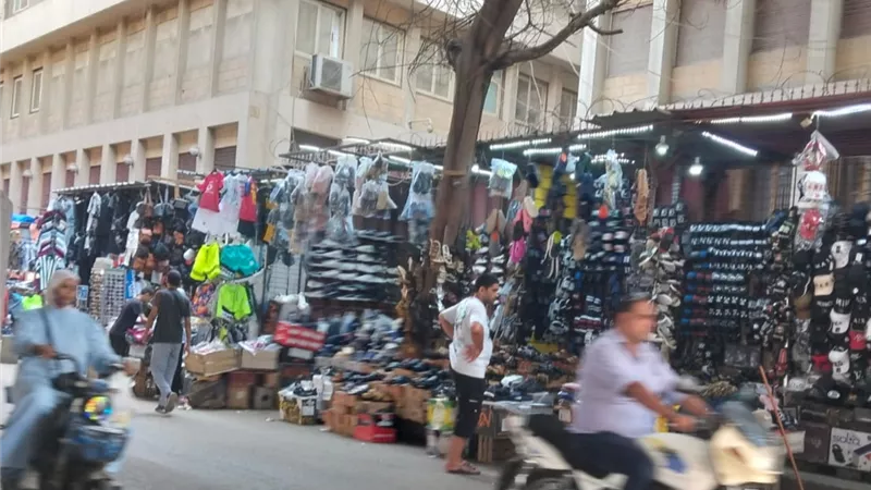  على طريق «العتبة».. أكشاك تحتل شارع رمسيس وحي الأزبكية «شاهد ماشفش حاجة»