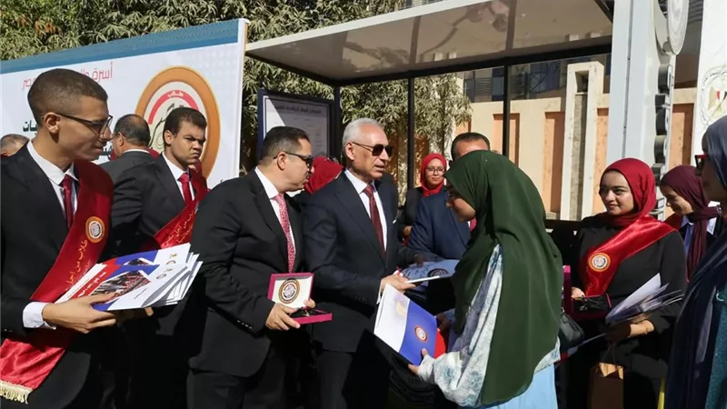 بالهدايا والترحيب.. رئيس جامعة المنيا يشارك الطلاب فرحة أول أيام الدراسة