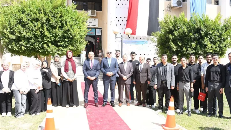 رئيس جامعة قناة السويس يشهد فعاليات استقبال طلاب الفرقة الأولى بكلية الطب