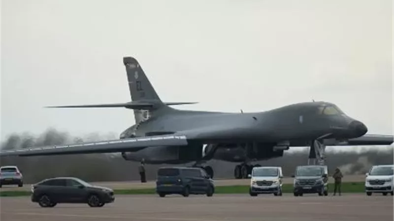 واشنطن تحرك قاذفة B-1B من قاعدة بريطانية.. مناورة عسكرية أم استعداد لمواجهة جديدة مع إيران؟