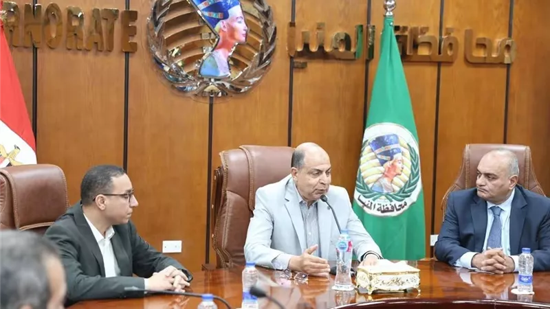 محافظ المنيا ونائب وزير المالية يناقشان ملفات خدمية وتنموية بالمحافظة