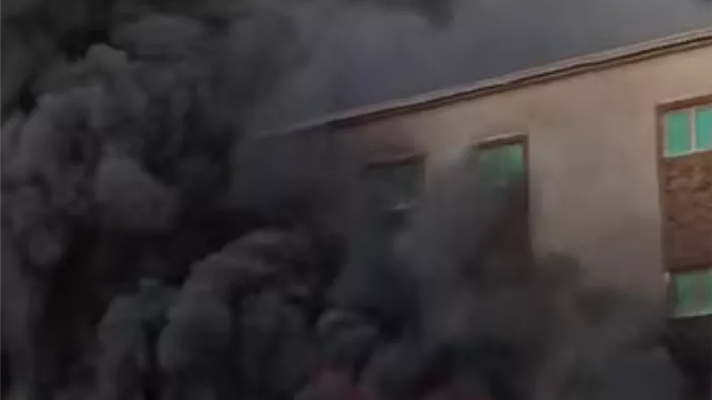 حريق مصنع نسيج بالعاشر من رمضان.. الحماية المدنية تسيطر على النيران