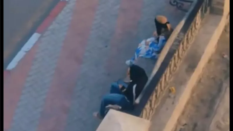 شاب يعتدي على مواطنين بالطوب أعلى كوبري أخميم لحصد المشاهدات