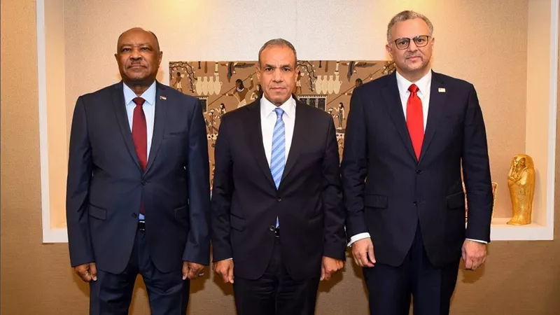 وزير الخارجية يبحث مع نظيره السوداني وكبير مستشاري الرئيس الأمريكي تطورات الأوضاع في السودان