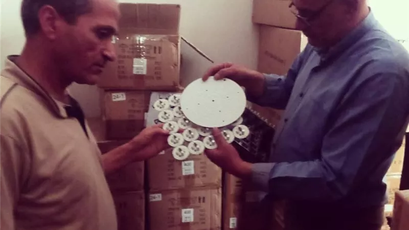 تموين بني سويف يضبط مخزنًا بدون ترخيص ويحفظ 808 بوردات LED