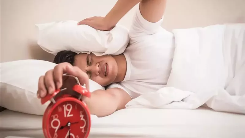 بعد إيقاف المنبه.. عادات صباحية قد تزيد الخمول وتؤثر في بقية اليوم