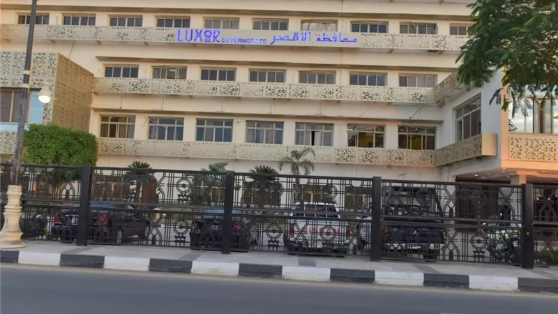 محافظ الأقصر يلزم المحال العامة بوضع حاويات لجمع المخلفات