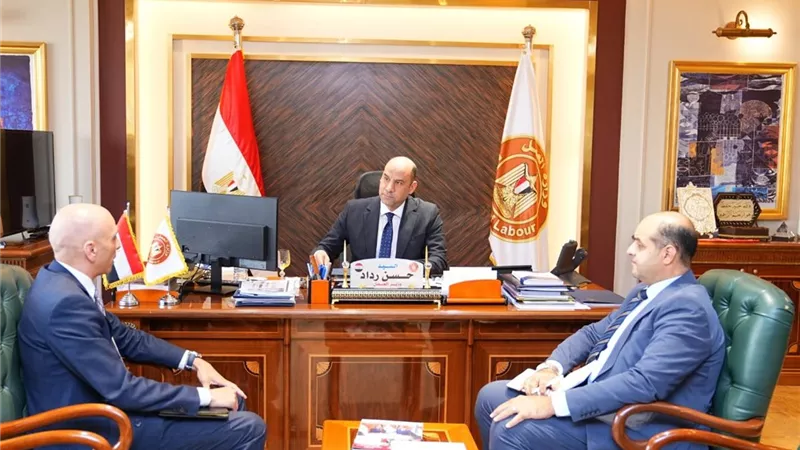 وزير العمل يلتقي سفير مصر الجديد بلبنان لبحث ملفات العمالة المصرية