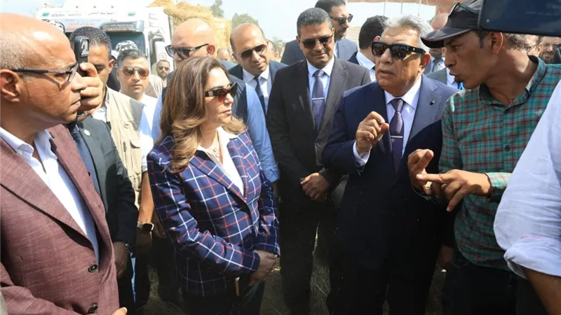وزيرة التنمية المحلية والبيئة تتفقد مواقع قش الأرز بالدقهلية
