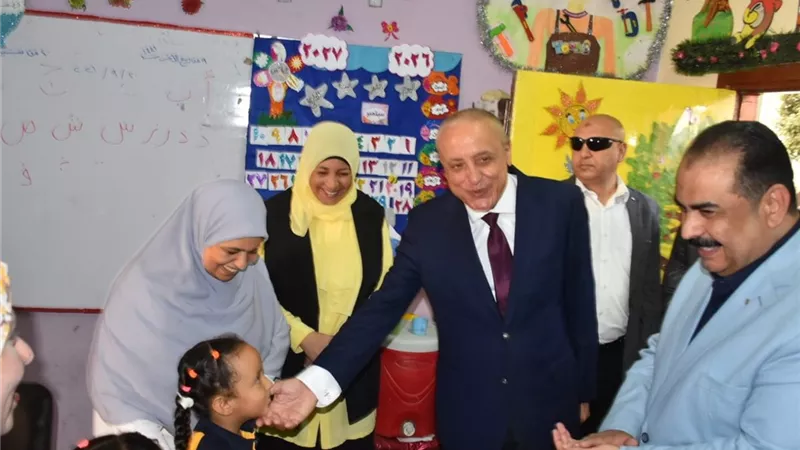 محافظ الأقصر يشهد طابور الصباح بمدرسة سيدي أبو الحجاج الابتدائية ويشيد بالمستوى التعليمي للطلاب