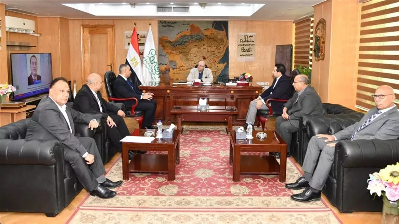 محافظ الفيوم يبحث مع نائب رئيس اللجنة الأولمبية تنظيم بطولات الجمهورية بالمحافظة