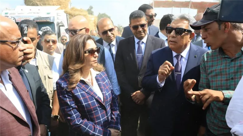 وزيرة التنمية المحلية ومحافظ الدقهلية يتفقدان موقع تجميع قش الأرز بقرية السماحية 