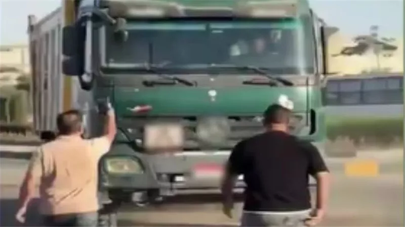 ضبط سائق نقل اصطدم بسيارة ملاكي وفر هاربًا في العاشر من رمضان