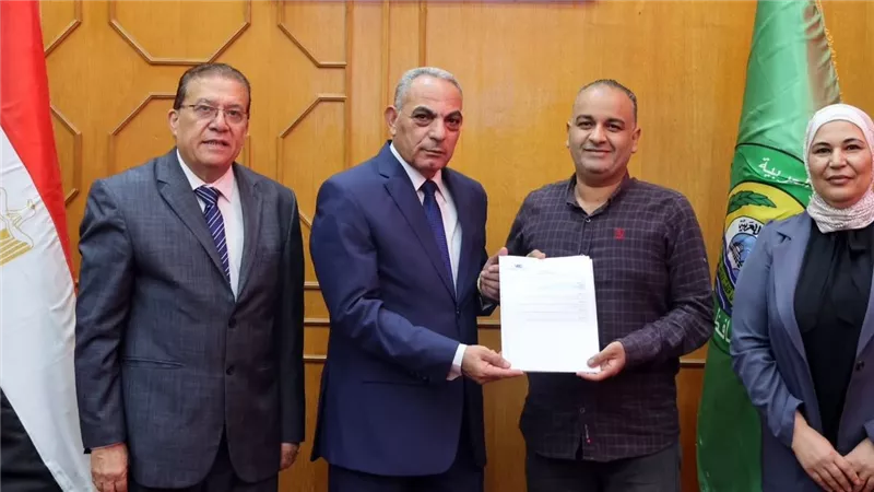 محافظ الإسماعيلية يشهد حفل توقيع عقود العمل لأبناء المحافظة بشركة مدينة اللقاحات والبيوتكنولوجي (VBC) 