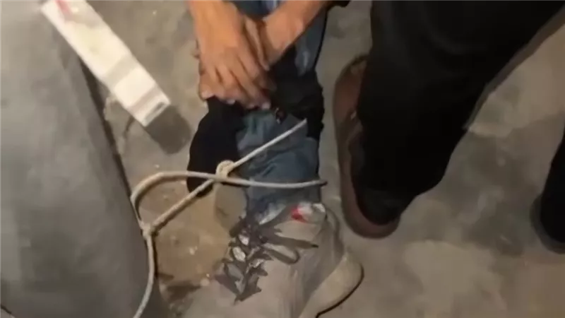 ربطوه في العمود.. الأمن يفحص واقعة فيديو تعدي على شاب بقنا