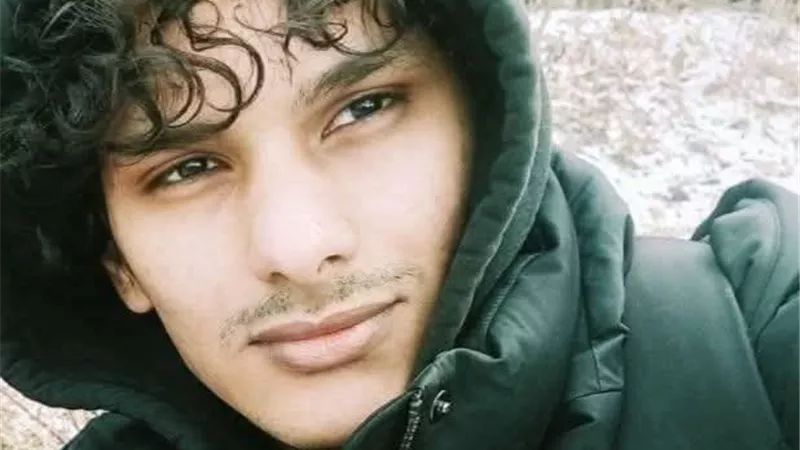حزن ودموع.. أهالي ترسا يشيعون جثمان طبيب الفيوم عبد الكريم محمود بعد عودته من روسيا ودفنه بمقابر العائلة