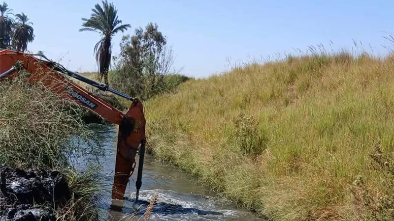 وصول المياه لنهايات الأراضي.. تطهير مسقى الزرقاني بإسنا وإزالة عوائق تدفق الري
