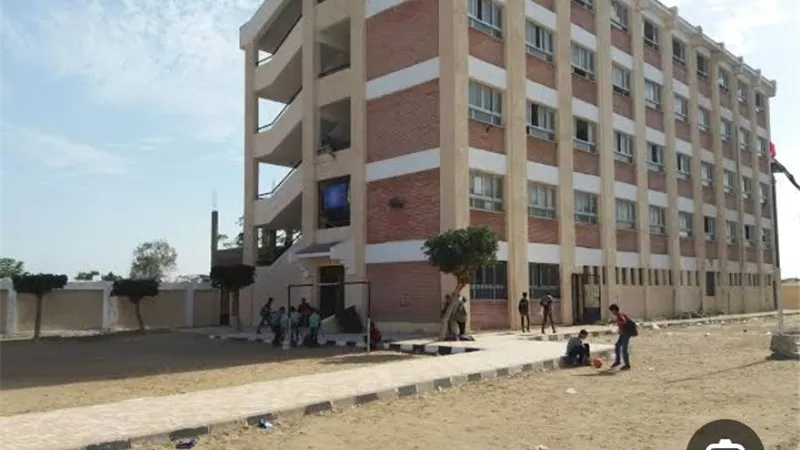 «ولاعة» داخل المدرسة تقلب الواقعة.. حبس معلمة ومدير مدرسة بعد حرق وجه طفل