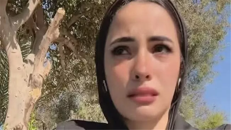 القبض على دينا عزت بعد اتهامها الشرطة باقتحام منزلها بمدينة نصر