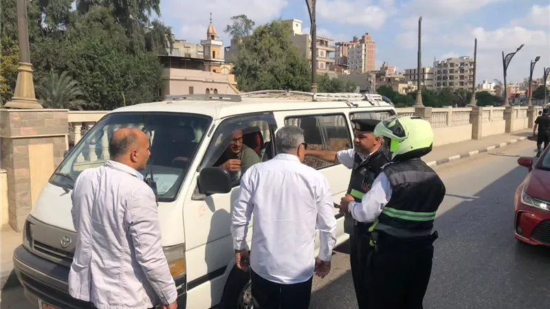 محافظ الدقهلية يوجه بتحرير مخالفة لميكروباص تسبب في إعاقة المرور