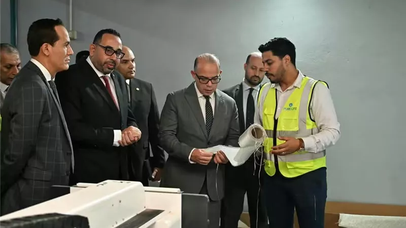 وزير الاستثمار يتفقد مصنع «بيورلايف» بدمياط ويبحث خطط زيادة الإنتاج والصادرات