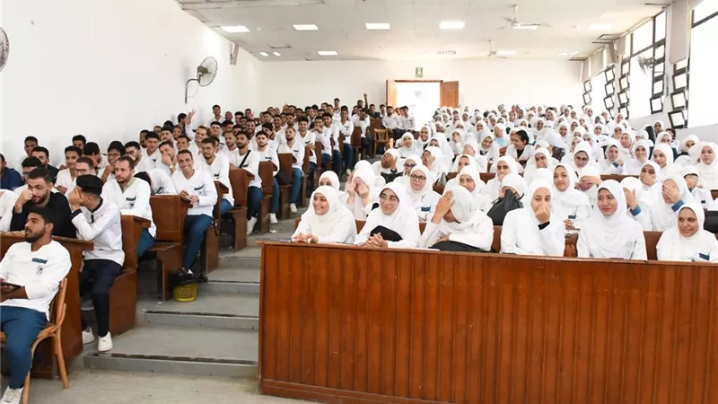رئيس جامعة قناة السويس يتفقد مدرجات كلية التمريض في اليوم الرابع للدراسة