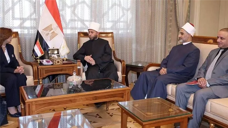 وزير الأوقاف يلتقي السفيرة أميرة فهمي قبيل توليها مهامها في سنغافورة