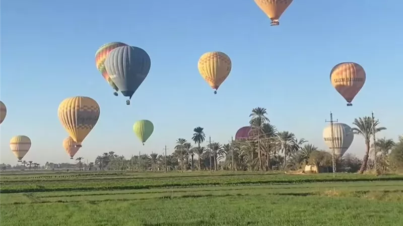 سياح العالم يعودون للتحليق فوق الأقصر.. البالون الطائر ينطلق رسميًا بعد 3 أشهر من التوقف