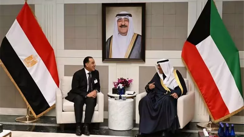 رئيس الوزراء وولي عهد الكويت يبحثان تعزيز التعاون بين البلدين