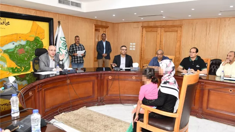 محافظ الفيوم يوجه بتوفير الرعاية الطبية والمساعدات لعدد من الحالات خلال لقاء خدمة المواطنين