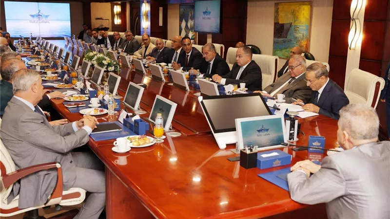 أسامة ربيع: السياسات المرنة والتواصل مع العملاء أعادا خدمات ملاحية للعبور بقناة السويس