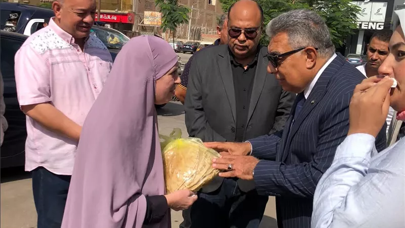 محافظ الدقهلية يتفقد منفذ بيع الخبز المدعم بشرق المنصورة 