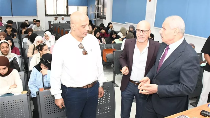رئيس جامعة قناة السويس يتفقد انتظام الدراسة بكلية الآداب.. صور 
