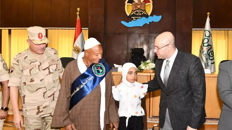 محافظ الفيوم ومدير جمعية المحاربين القدماء يكرمان أسر الشهداء ومصابي العمليات الحربية