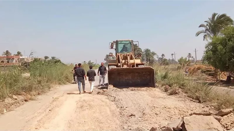 محافظ المنيا يتابع أعمال رصف طريق ترعة سري باشا بأبوقرقاص